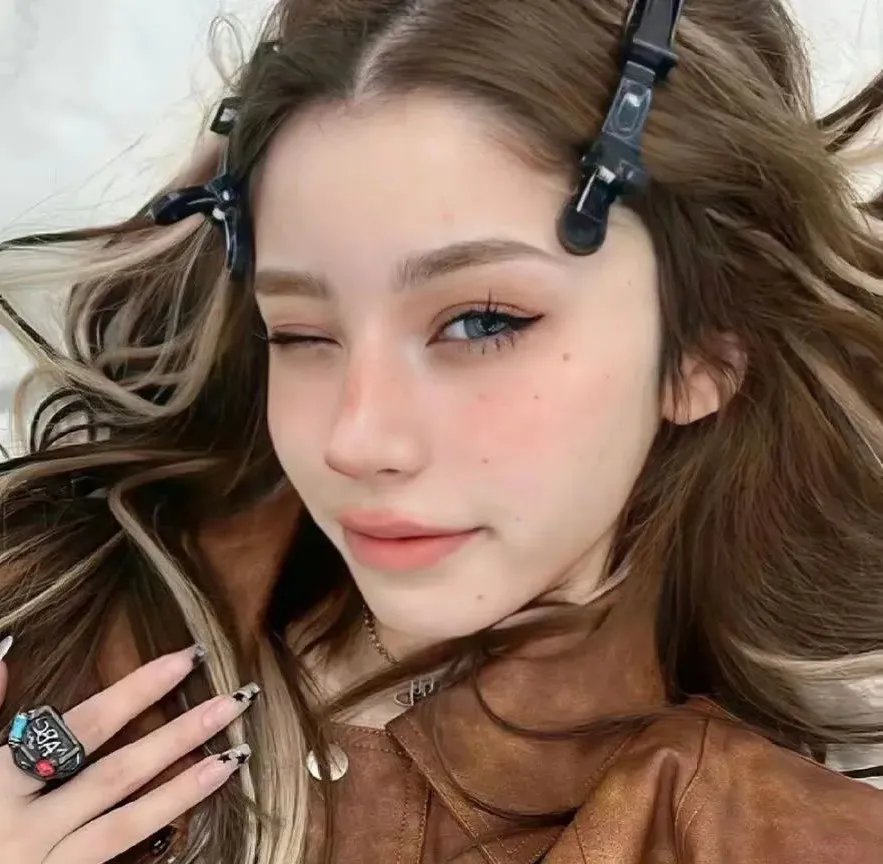 腰间持枪